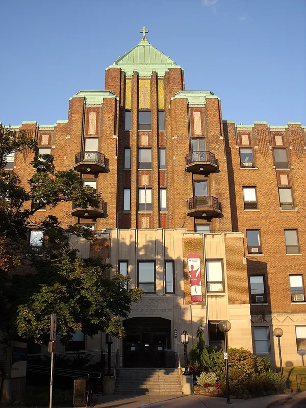 The art deco brick façade of the Hôpital de Verdun on a summer evening