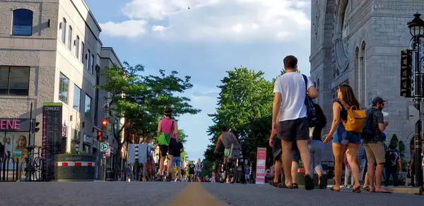 Rue Wellington as a pedestrian street in summer
