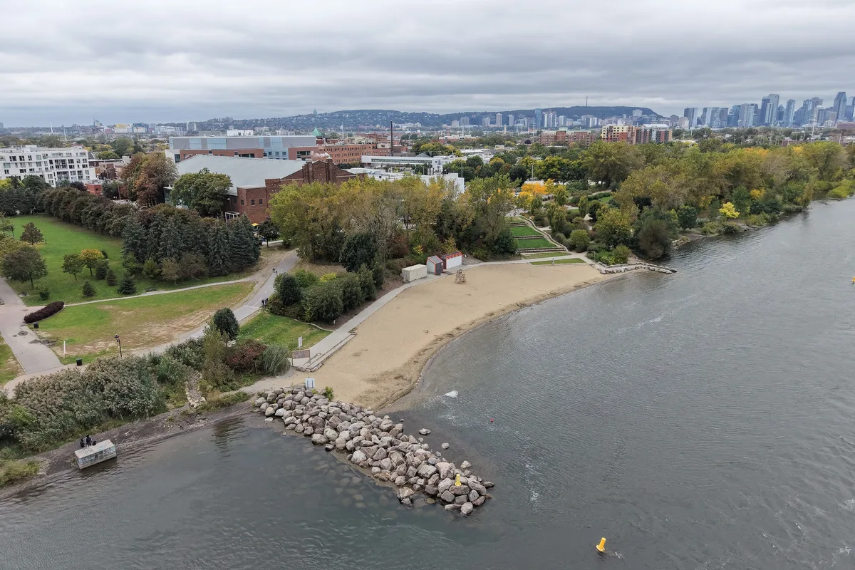 La plage urbaine de Verdun sur le Saint-Laurent, avec le centre-ville de Montréal à l'horizon